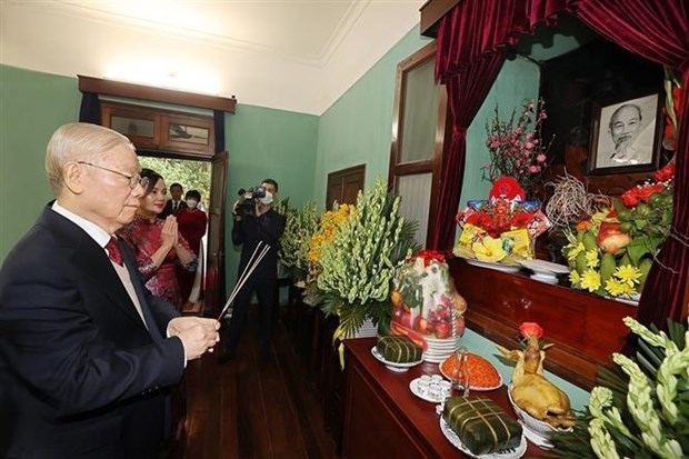 Party leader offers incense in commemoration of late President Ho Chi Minh